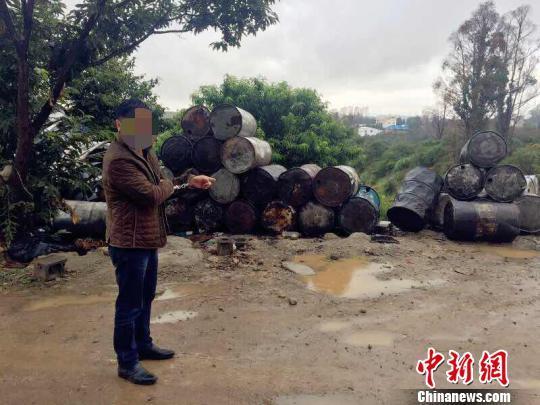 云南一工厂倾倒机油等18吨 土壤或几十年难修复
