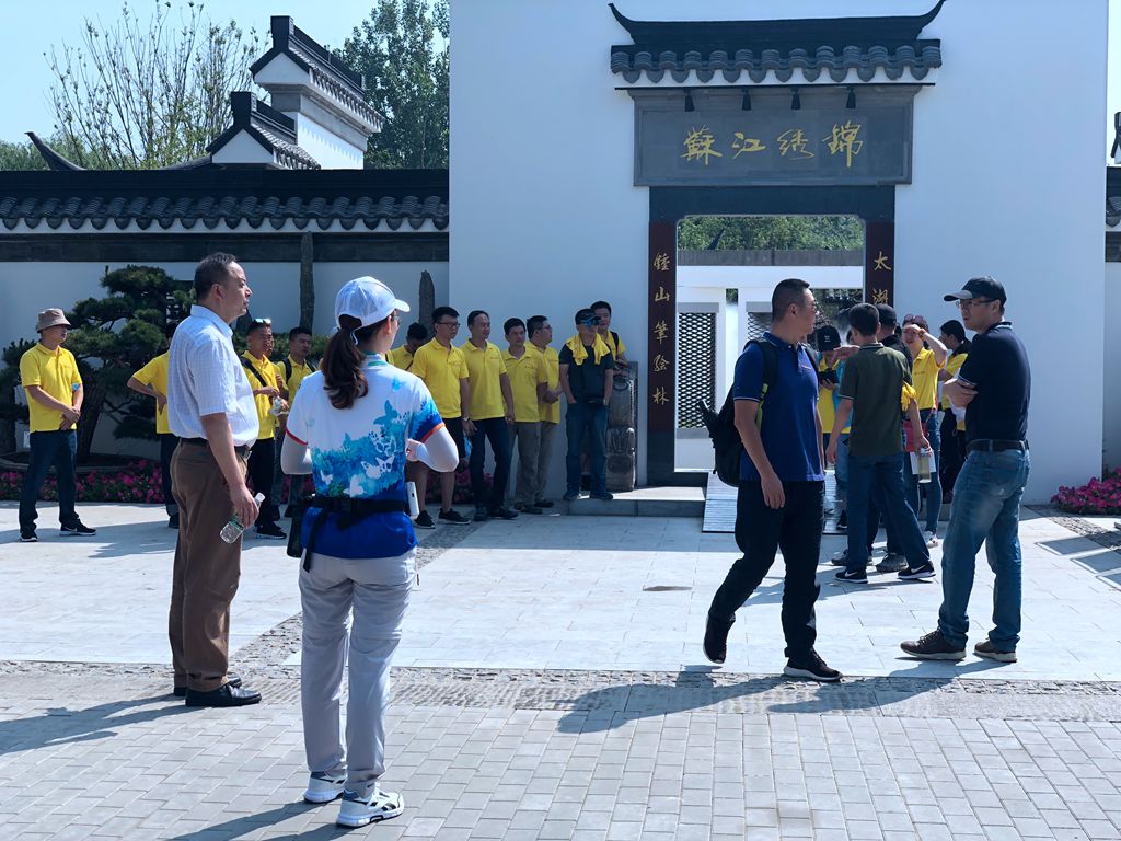 游客在江苏园浏览.JPG